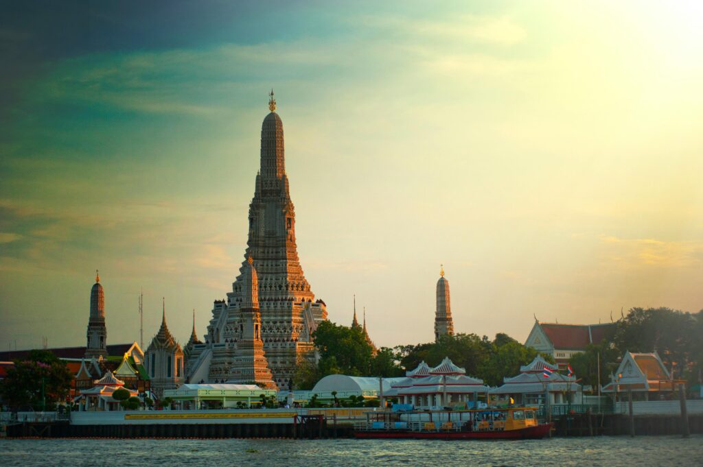 Wat Arun by river view and showing how to see famous temples in one da